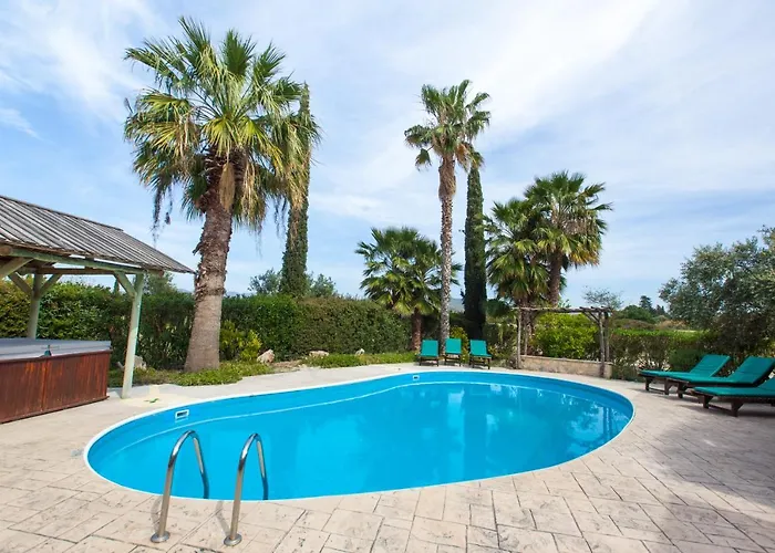 Willa Olive Grove Latsi